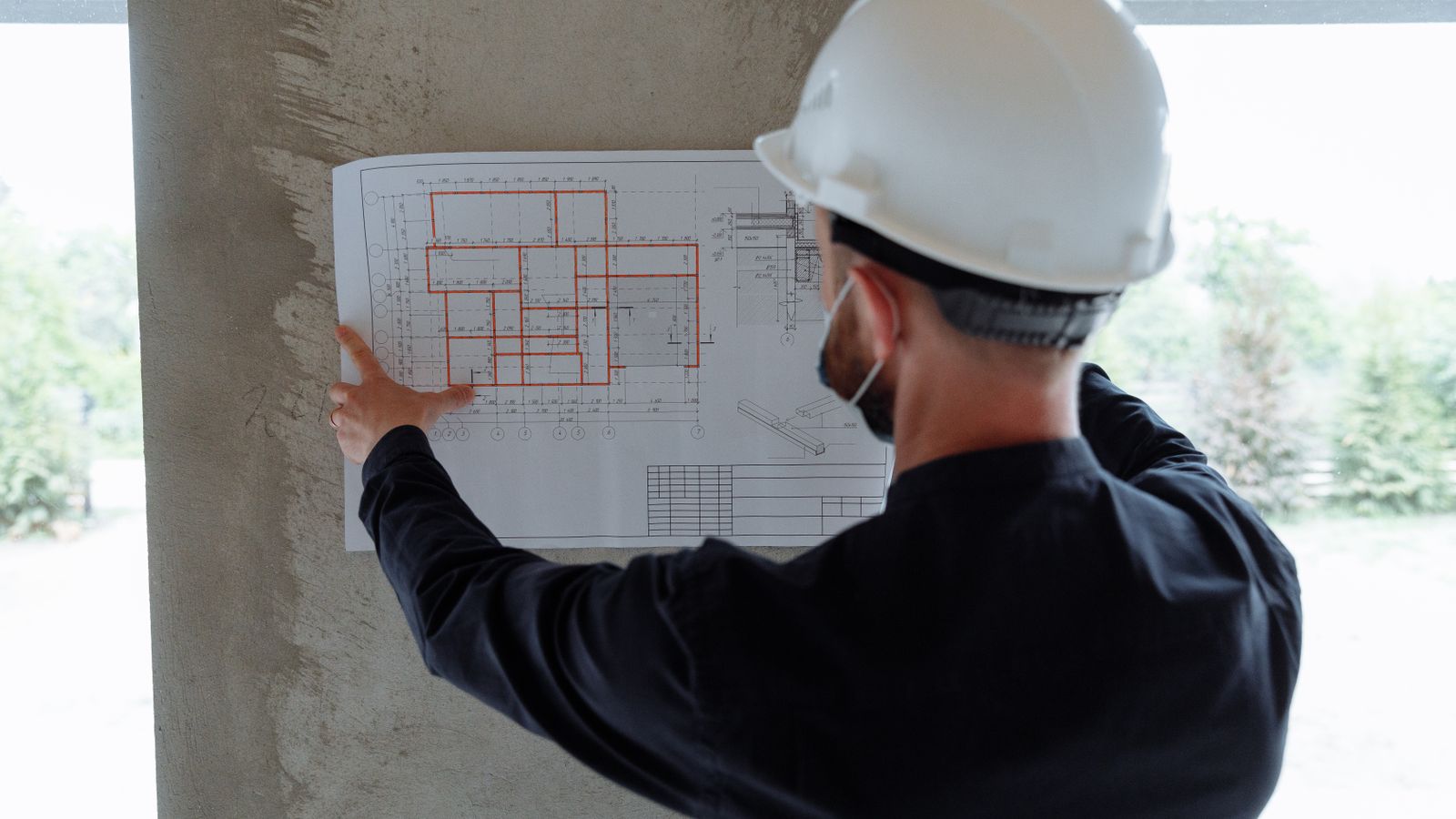 図面を確認する建設現場の技術者