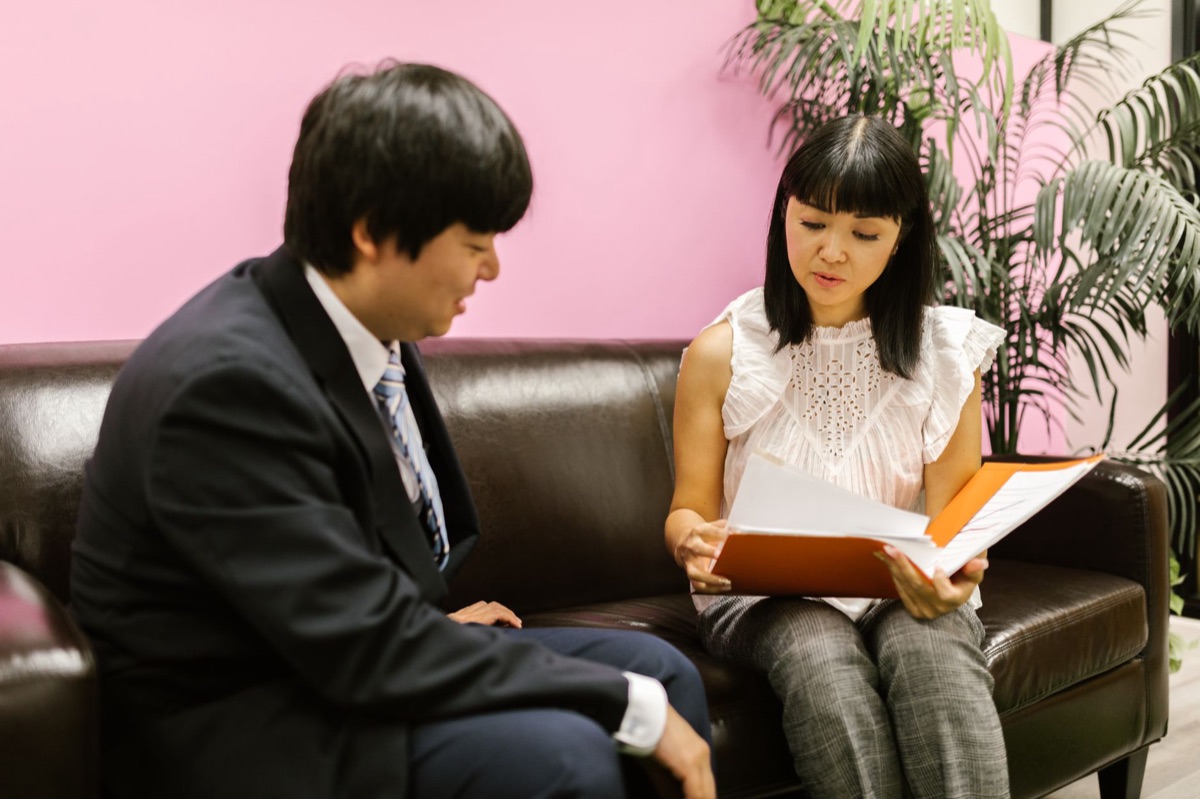 顧問先と資料を確認する会計事務所スタッフ