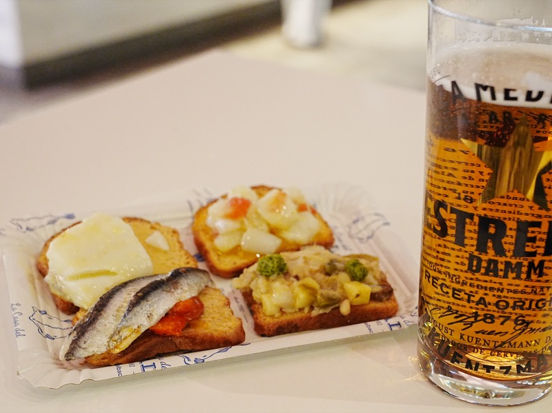タパス3種盛り（イワシ・チーズ・茸トマト）とエストレージャ・ダムのビール