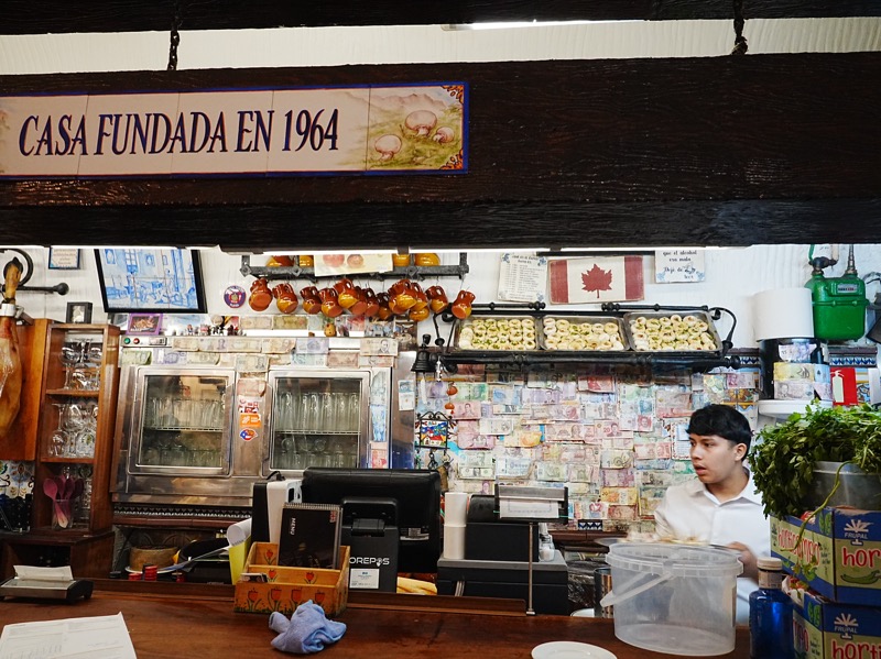 CASA FUNDADA EN 1964 メソン・デル・チャンピニョンの店内・世界中の紙幣が壁を埋める