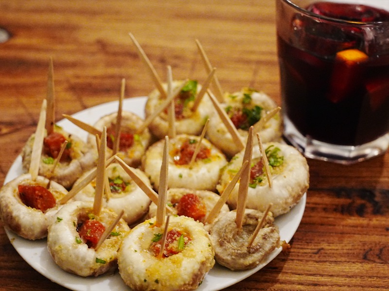 焼きキノコのチョリソー詰め・爪楊枝とサングリア