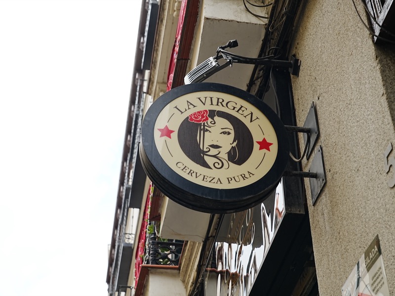 LA VIRGEN CERVEZA PURA バルの丸看板・フラメンコ風の女性イラスト