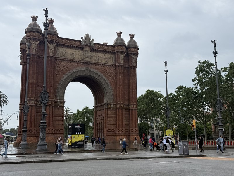 バルセロナの凱旋門アルク・デ・トリオンフ・1888年万博のために建てられた赤レンガの門