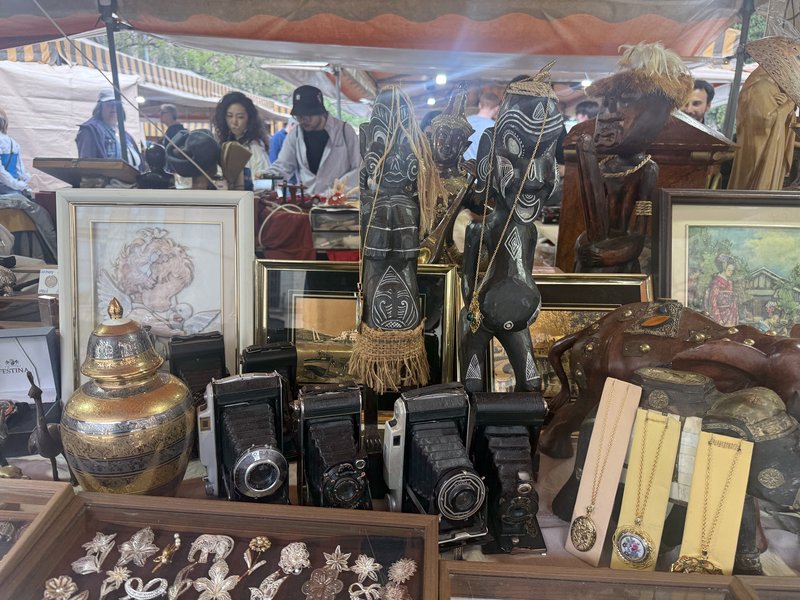 バルセロナ旧市街の蚤の市・古いカメラやアフリカの木彫り・額装絵画が並ぶ屋台