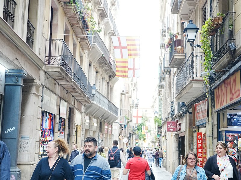 バルセロナ旧市街バリゴティックの細い路地にかかるカタルーニャ独立旗