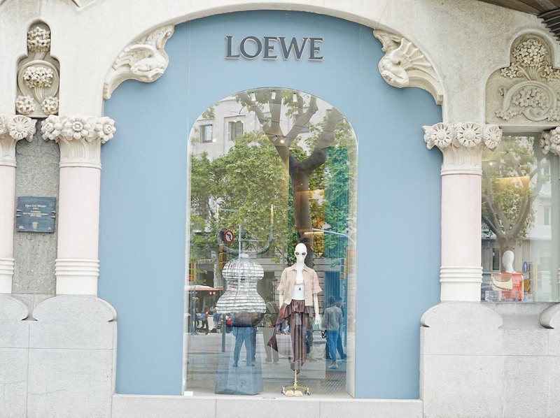 モデルニスモ建築の中に入るLOEWEのバルセロナ店舗