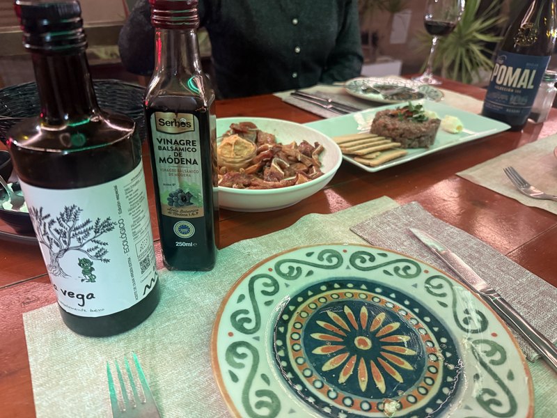 夜の食卓・オリーブオイルとバルサミコ酢の瓶・絵付けの皿と赤ワイン