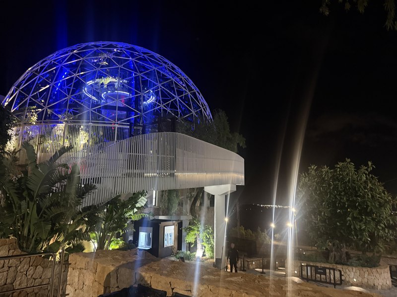 UNVRSの象徴である巨大な青く光る測地線ドームを夜に見上げる