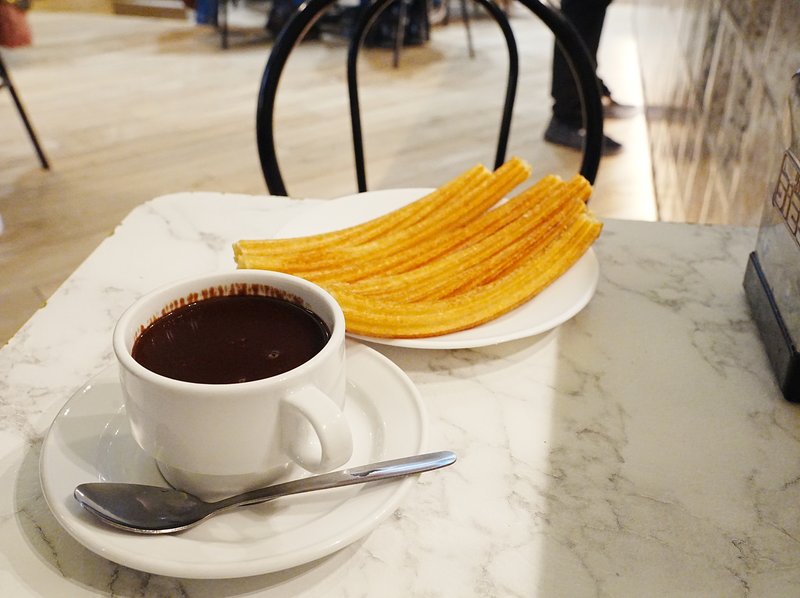 チュロスとホットチョコレート・揚げたての黄金色の生地と濃いチョコ