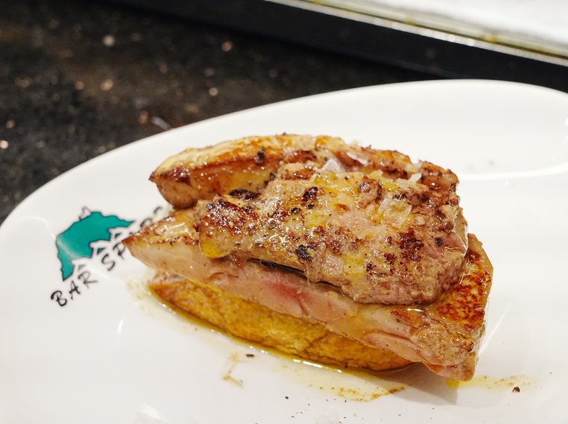 焼いた肉のピンチョス・パンの上にのった一口