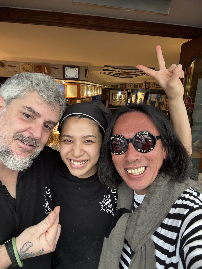 グラン・ソルにてオーナーシェフ・つやかちゃんと筆者の記念セルフィー