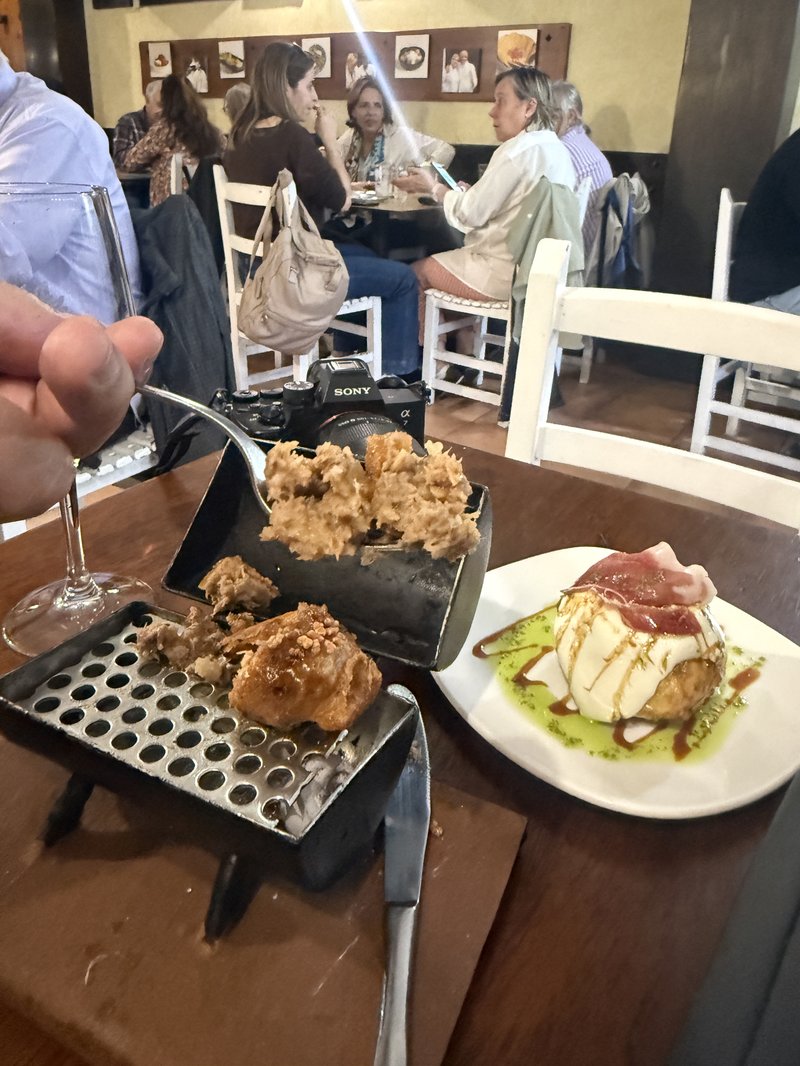 白いクリームソースを纏ったグラン・ソルのピンチョス