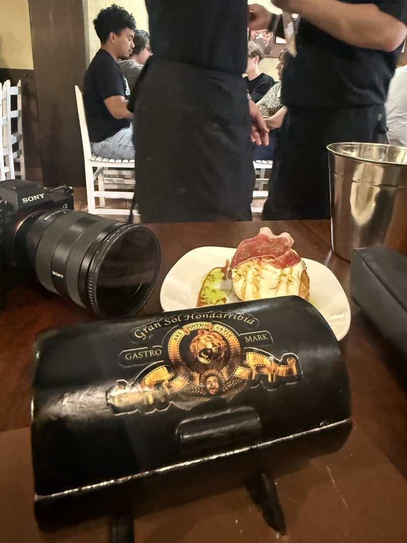 グラン・ソル・オンダリビアの革製メニュー・GASTRO MARKの金箔ロゴ