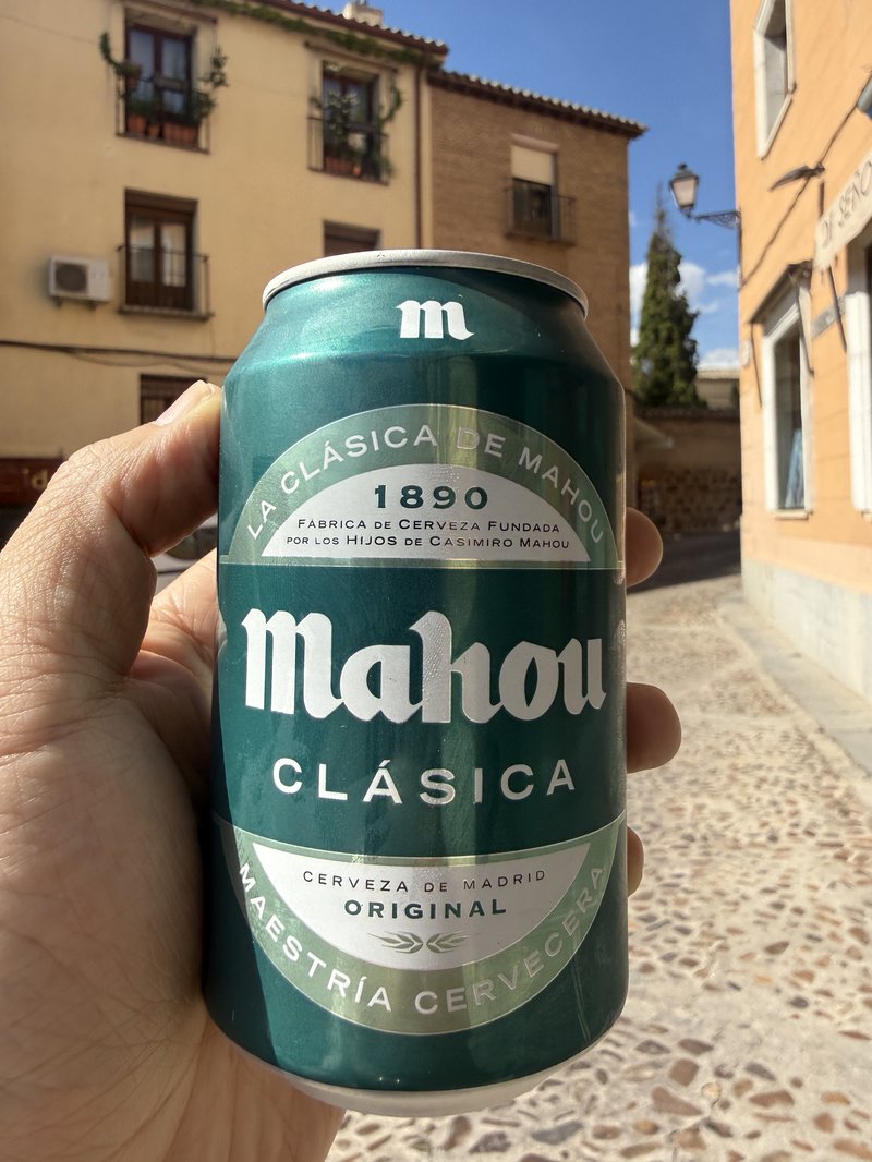 トレドの石畳の前で手にしたマオウの缶ビール・1890年