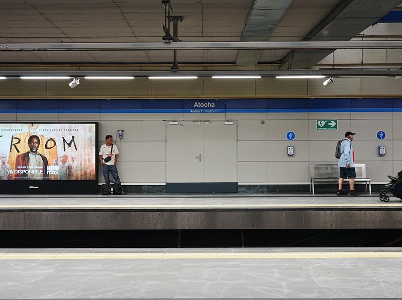 マドリードのアトーチャ駅地下ホーム・電車を待つ人々