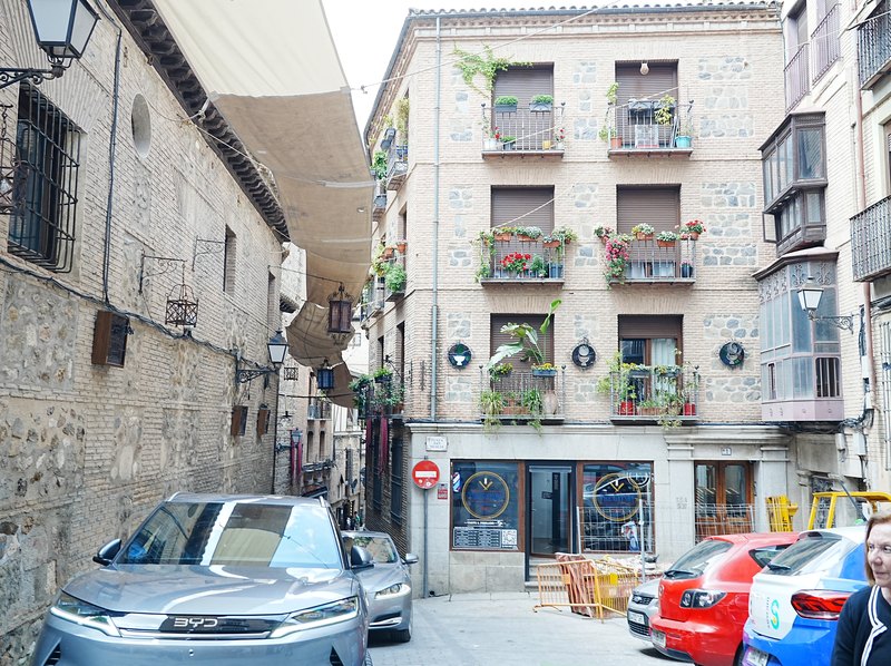 トレドの細い路地・バルコニーに咲く花と石造りの建物