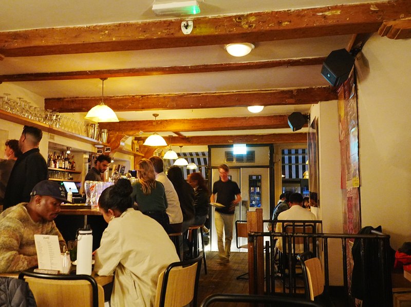 木の梁と吊りランプのある、アップルパイで知られる老舗カフェの店内