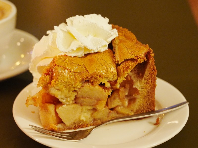 たっぷりの生クリームを添えたオランダ名物のアップルパイとカプチーノ