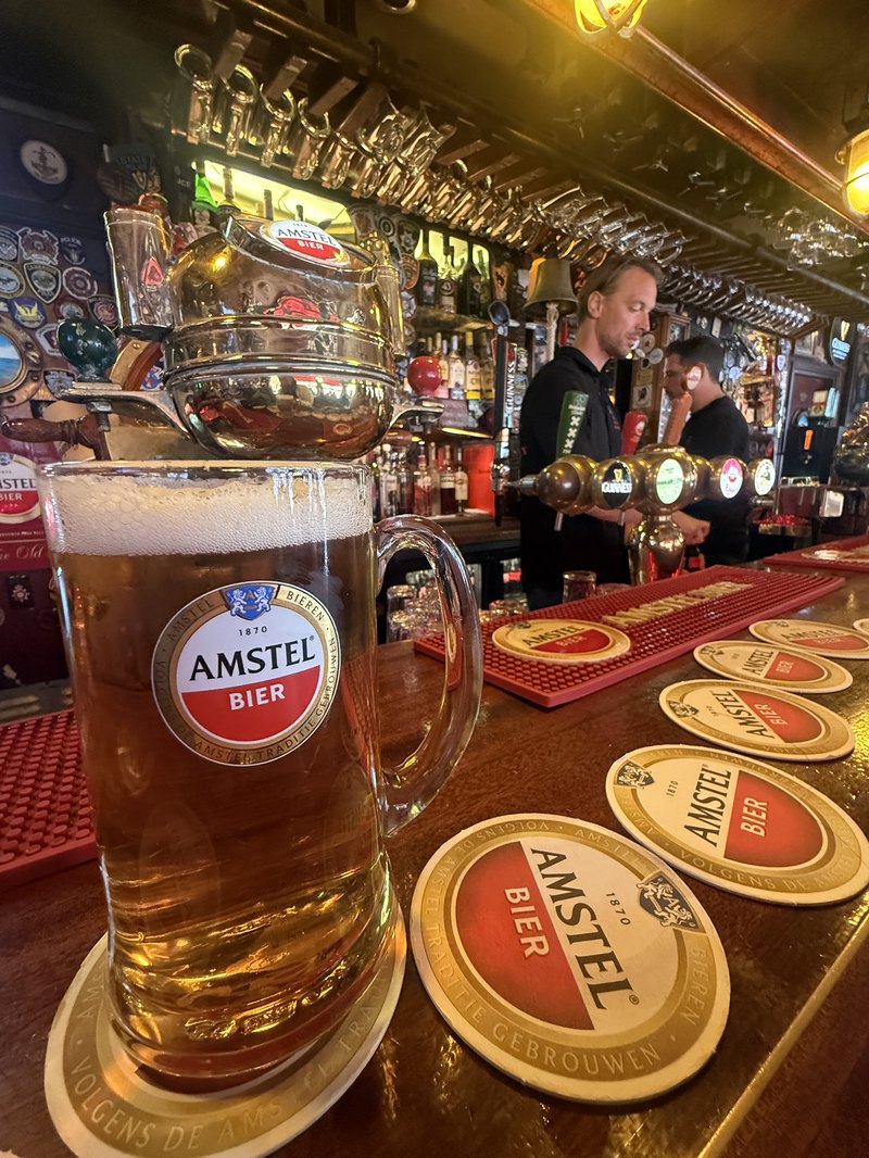 アムステルダムの茶色いカフェのカウンター・アムステルビールのジョッキとコースター