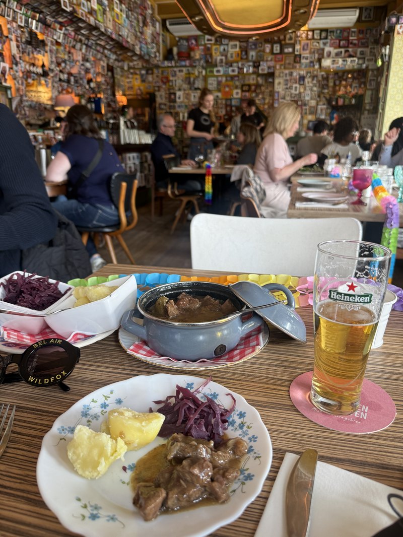 壁一面に古い写真が貼られたレストラン『モーダース』の店内・オランダ家庭料理の煮込みとビール