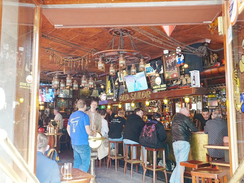 真鍮のランタンが下がる船乗りの酒場『オールド・セーラー』の賑わう店内