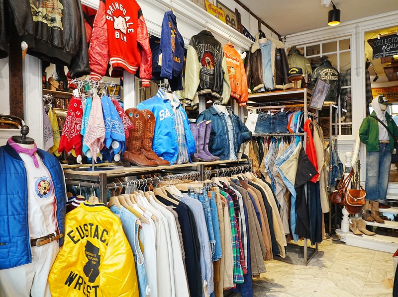 ヴィンテージのスタジアムジャンパーやデニム・カウボーイブーツが並ぶ店内