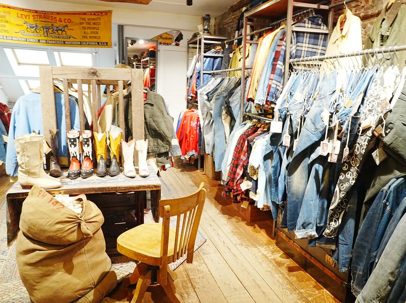 アムステルダムのヴィンテージショップの店内・デニムやブーツ・古いカウボーイブーツが並ぶ