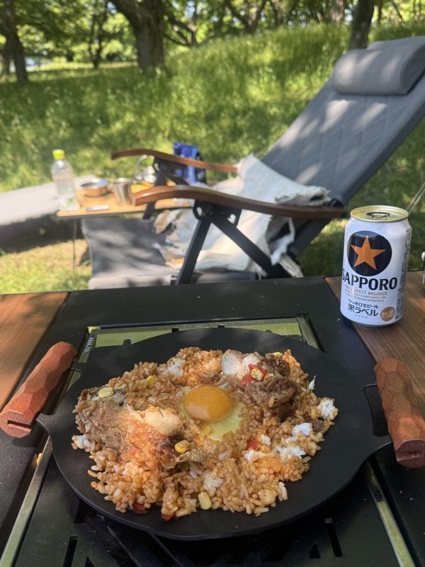 朝食のキムチチャーハンと卵