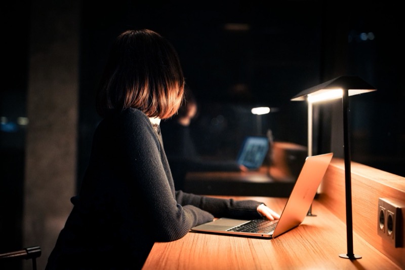 夜、ひとりで仕事に向き合う人