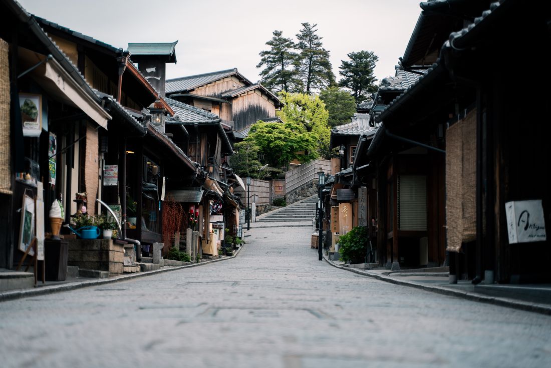 夕暮れ時の、和の町並みの静かな路地