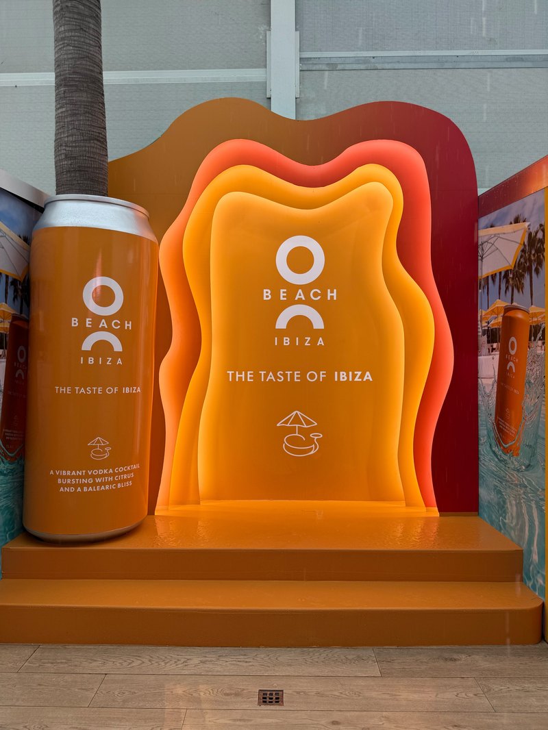 オー・ビーチの『THE TASTE OF IBIZA』と書かれた巨大なカクテル缶のオブジェ