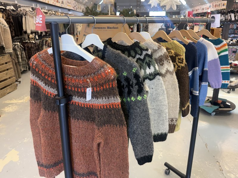地元の店に並ぶ、色とりどりの手編みのアイスランドウールセーター