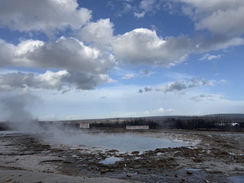 あちこちから白い蒸気が立ちのぼるゲイシールの地熱地帯