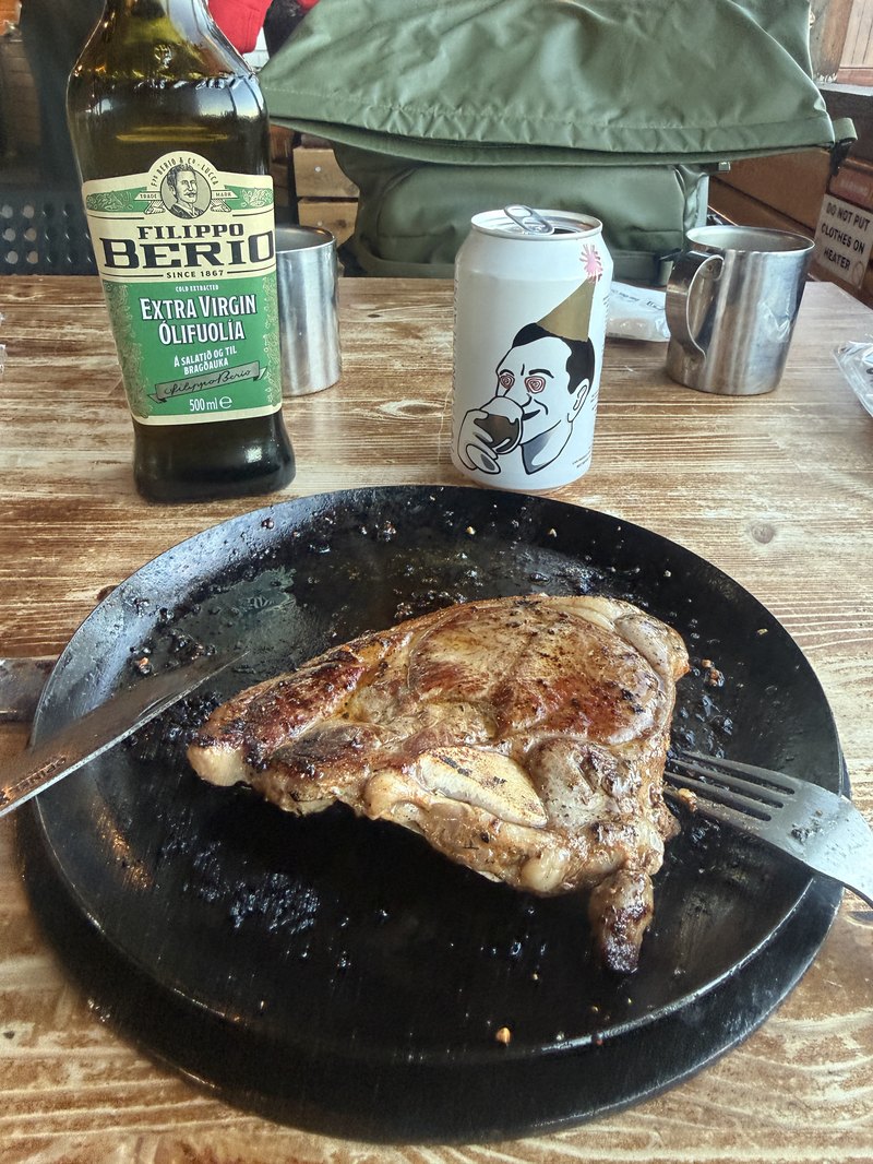 日本から持参した鉄板の上でこんがりと焼けたラム肉のステーキ