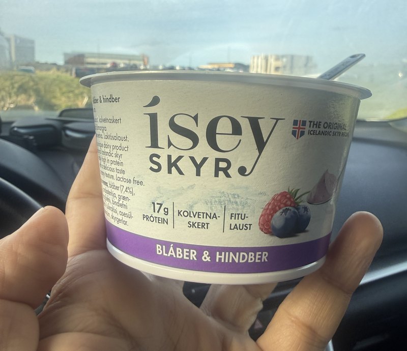 アイスランドの伝統的な乳製品『スキル（ísey SKYR）』のカップ