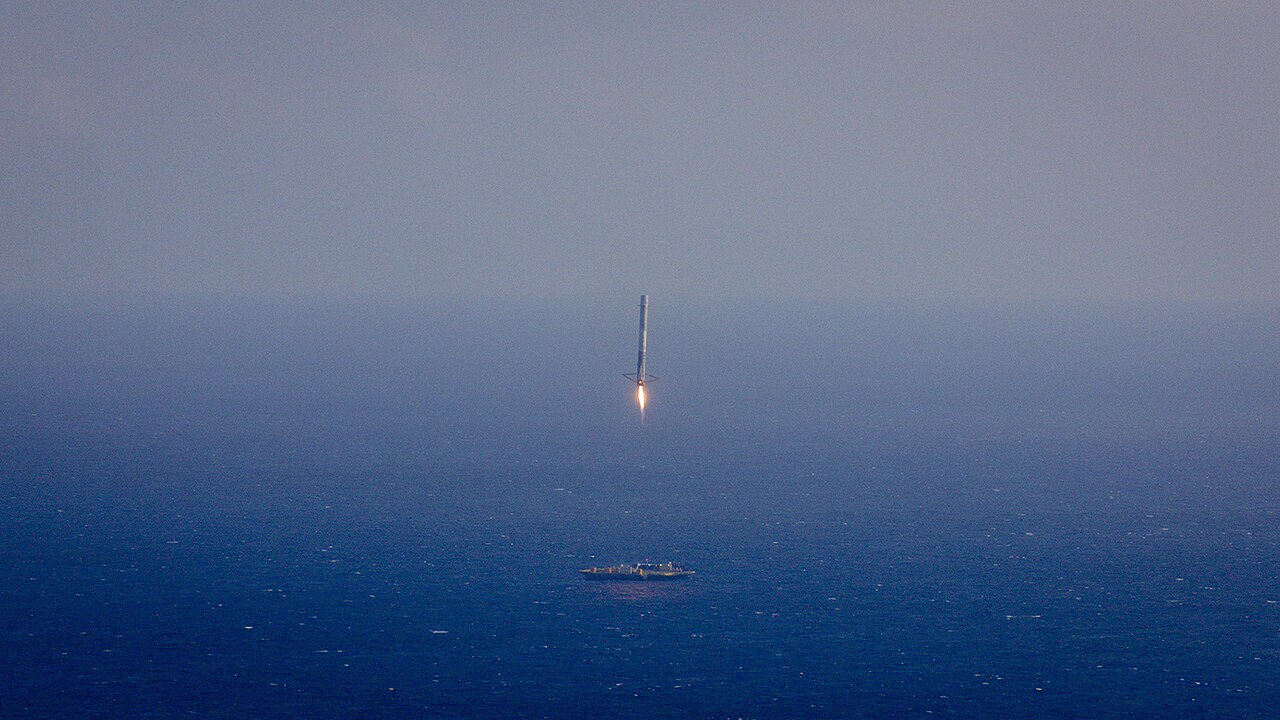 逆噴射しながら、着陸船へ静かに降りてくるロケット