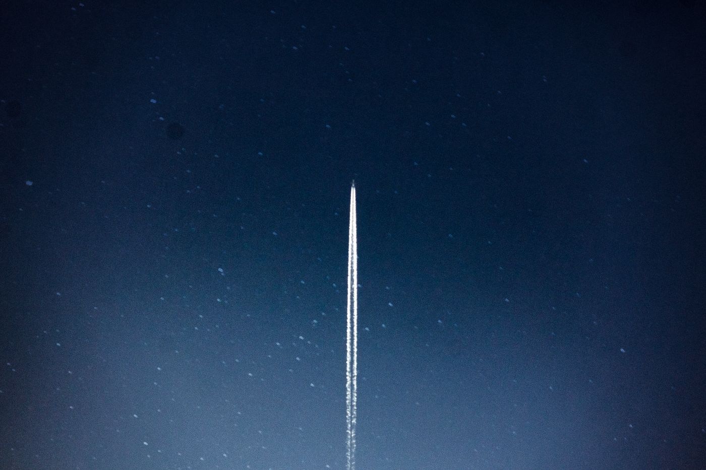 夜空へ一筋に伸びるロケットの軌跡