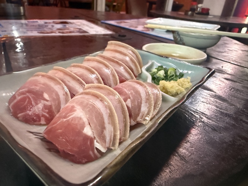 島の豚を薄く切った、しゃぶしゃぶの皿