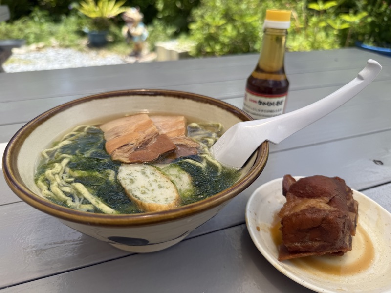 あおさを練り込んだ、緑がかった麺の沖縄そば
