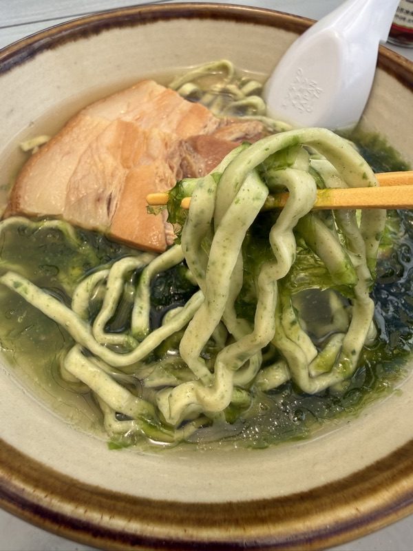 箸で持ち上げた、あおさ入りの沖縄そばの麺