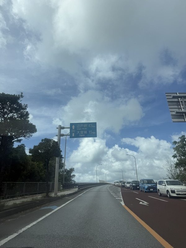 北へ向かう高速道路の車窓と、青い空