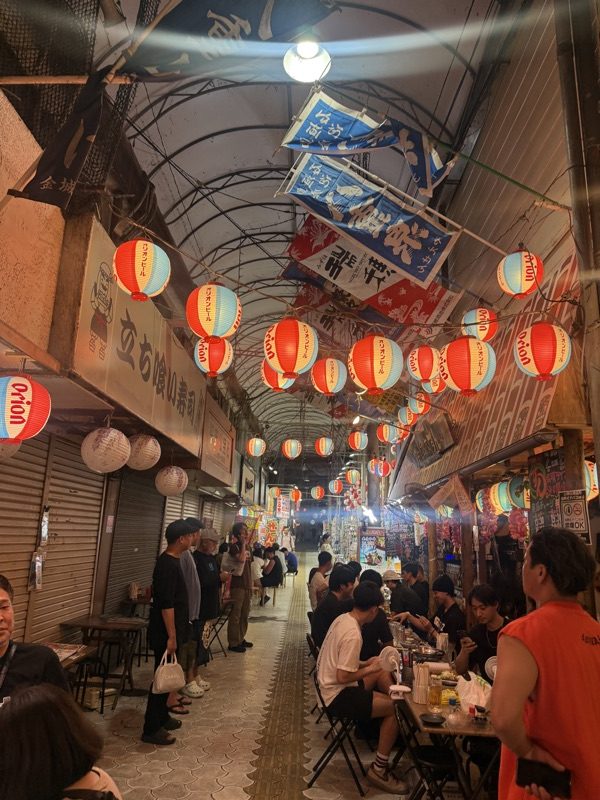 オリオンビールの提灯が連なる、夜の屋台街
