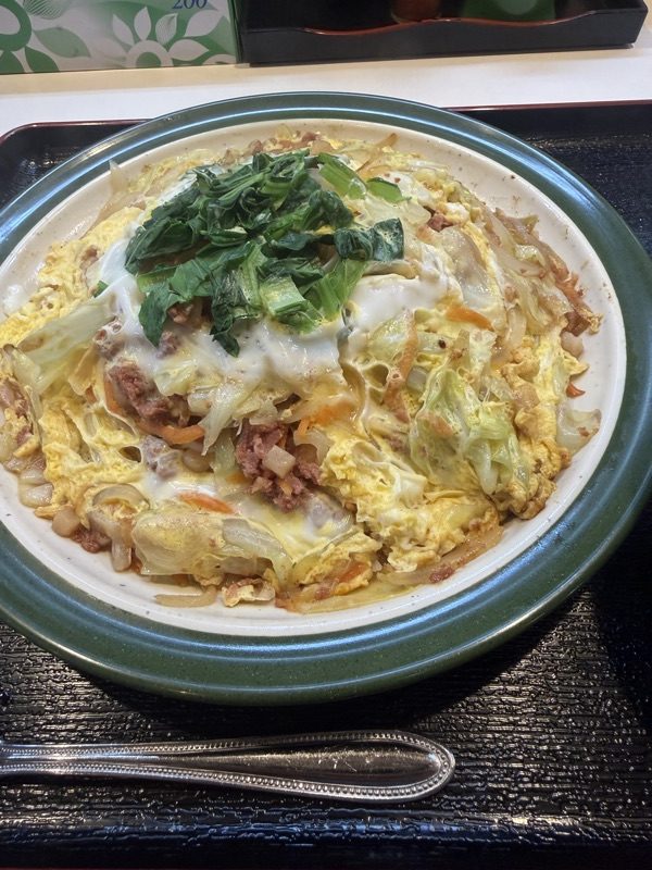 野菜と卵をたっぷり炒めた、沖縄の家庭料理の定食