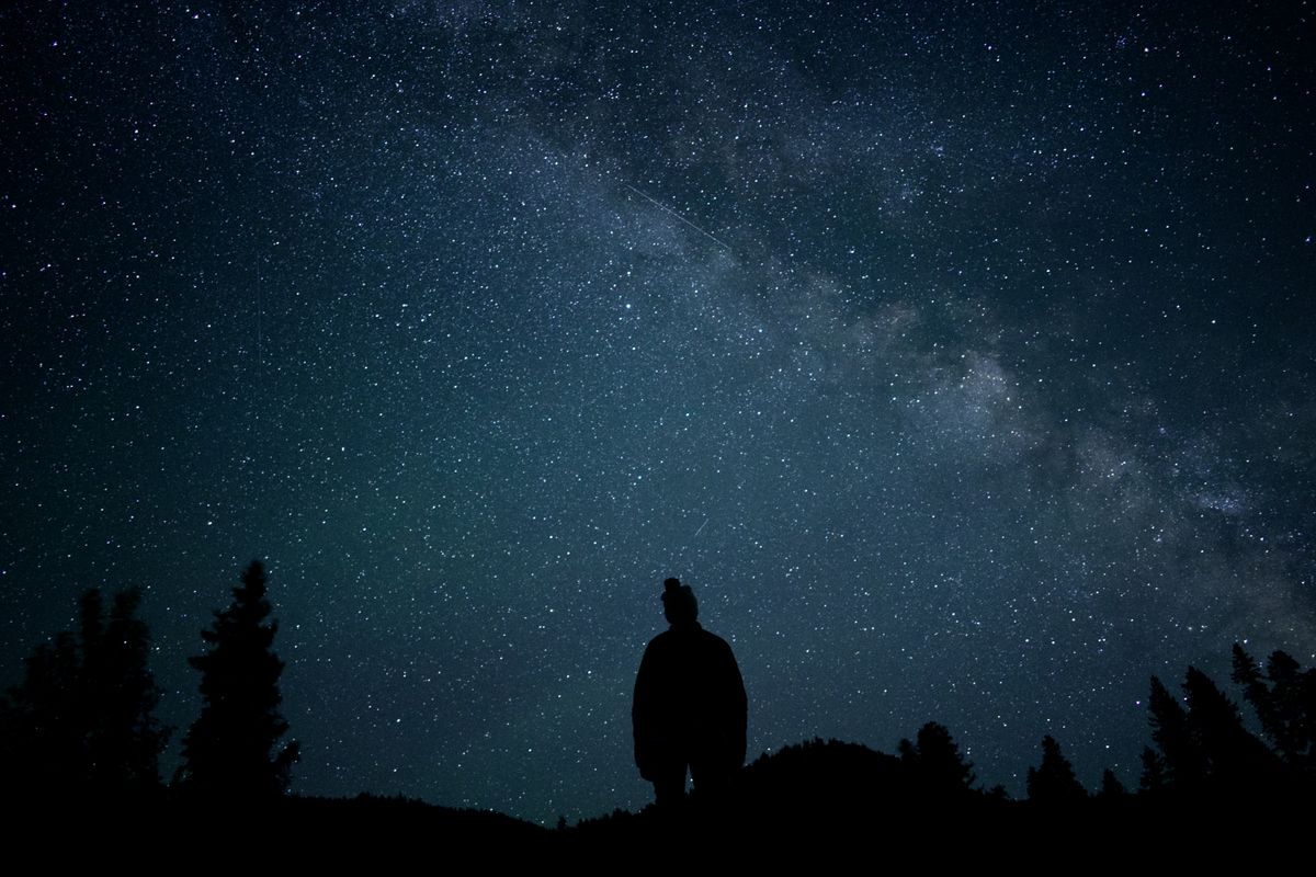 満天の星空を見上げる、ひとりの人影