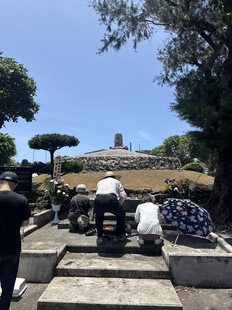魂魄の塔に手を合わせる人たち