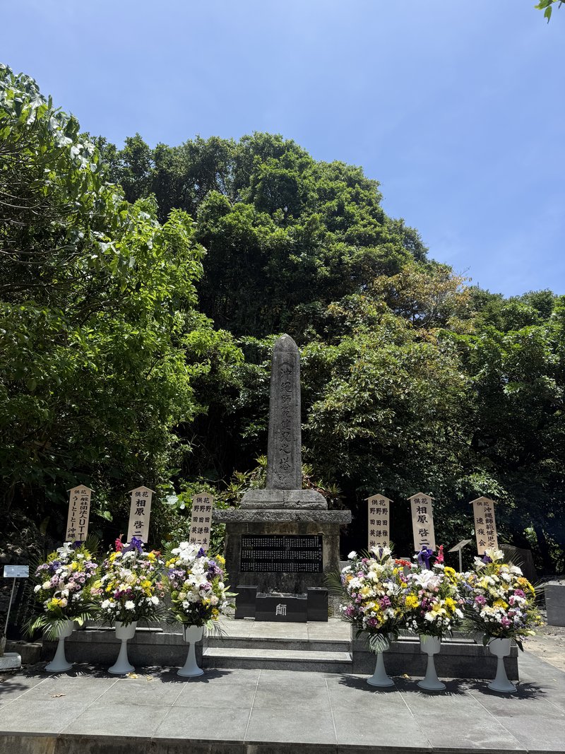 色とりどりの花に囲まれた慰霊塔