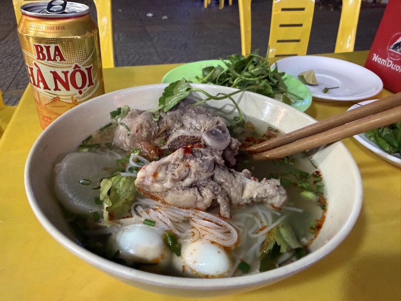 夜の屋台の麺料理とビール