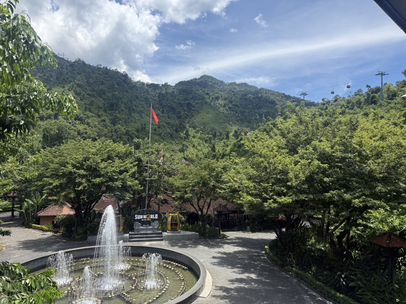 噴水の広場と山をのぼるゴンドラ