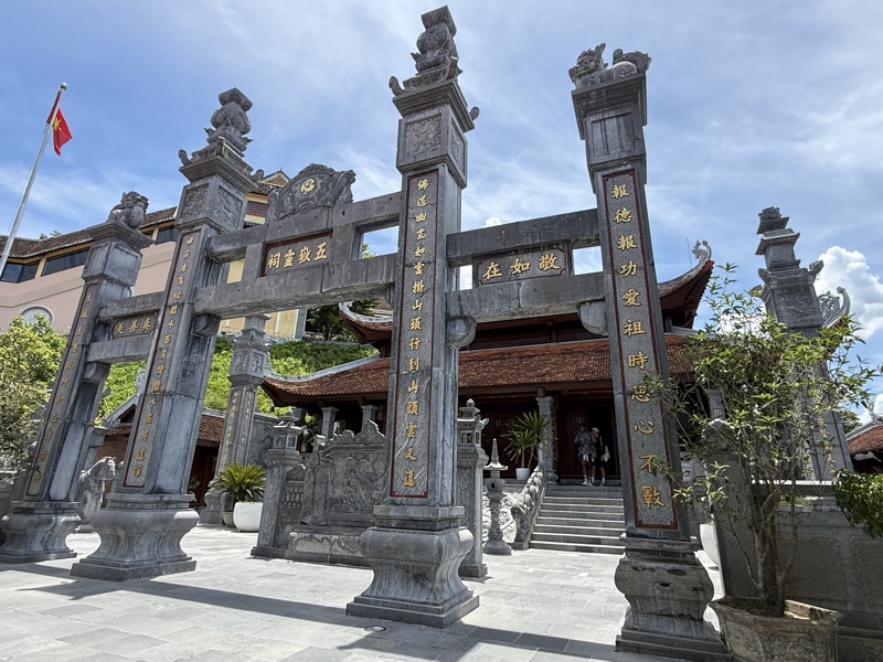 山上の寺院の門