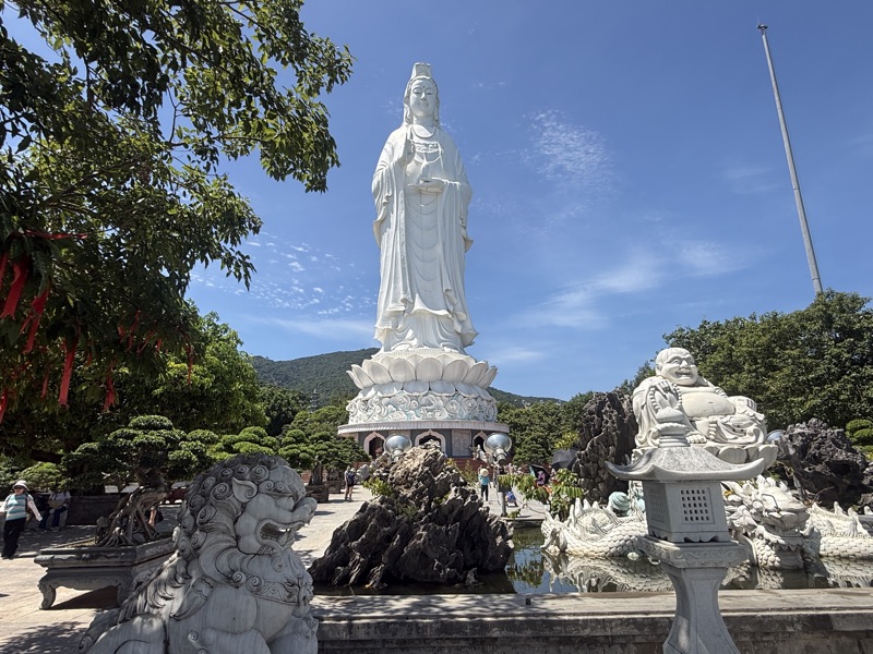 リンウン寺の白い観音像